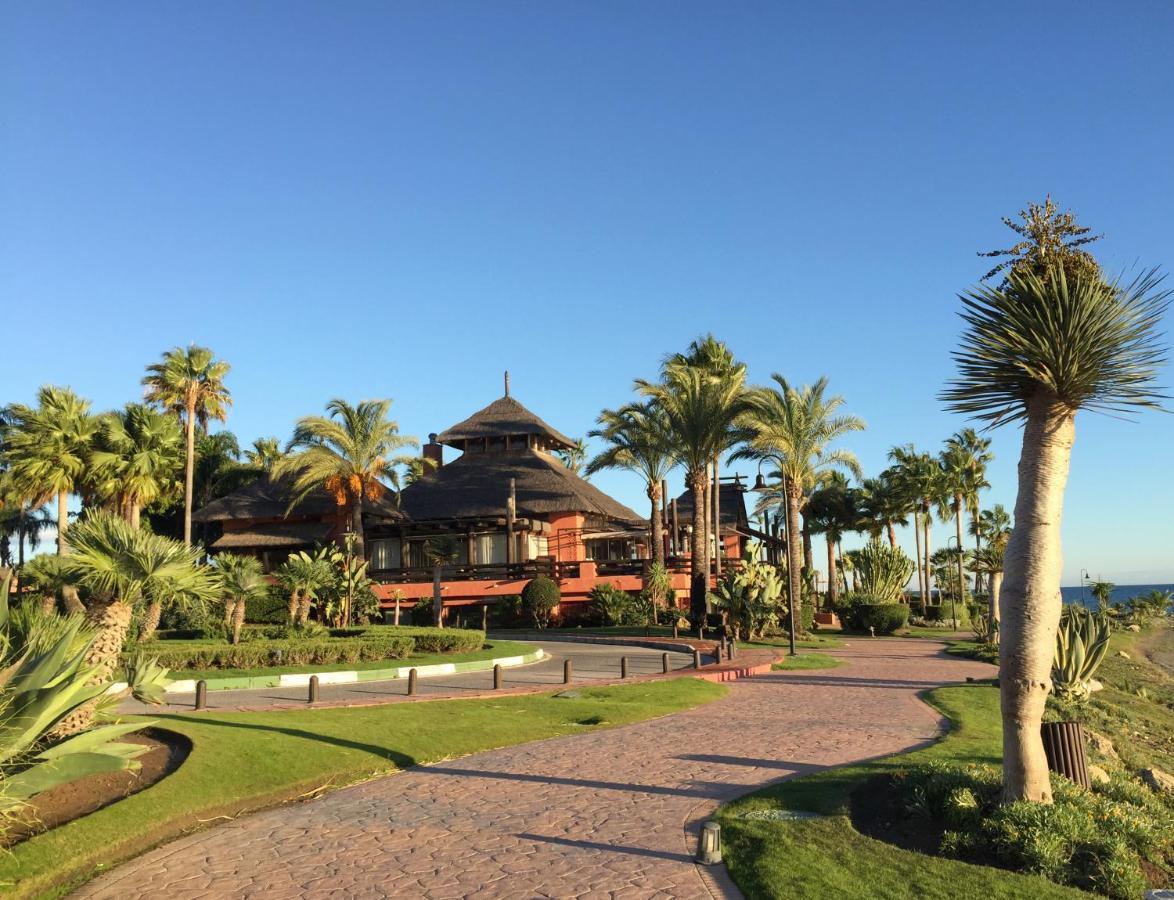 Salinas. Apartment For 4. Terrace/Parking/Pools/Gym/4Mins Beach Estepona Exteriör bild