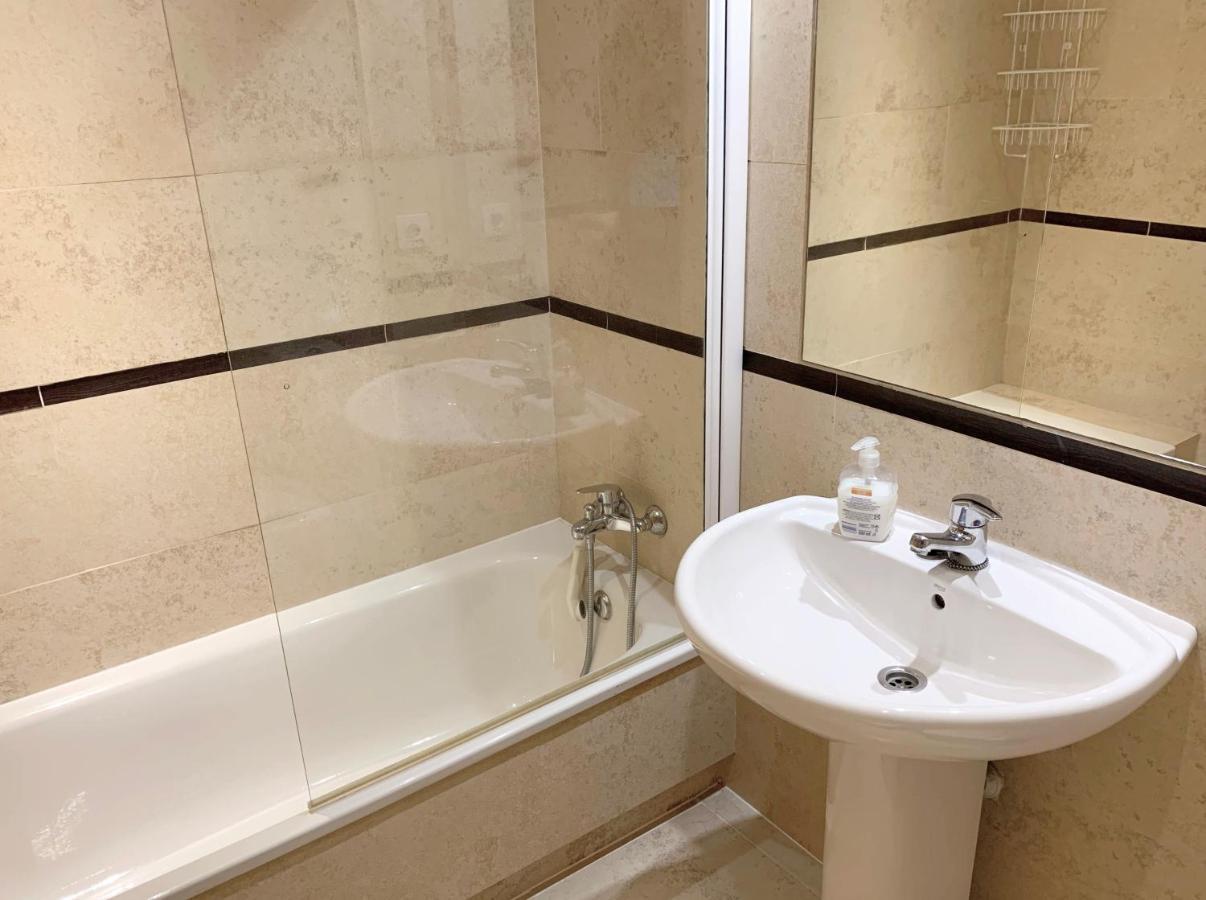 Salinas. Apartment For 4. Terrace/Parking/Pools/Gym/4Mins Beach Estepona Exteriör bild
