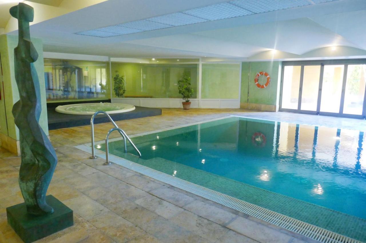 Salinas. Apartment For 4. Terrace/Parking/Pools/Gym/4Mins Beach Estepona Exteriör bild