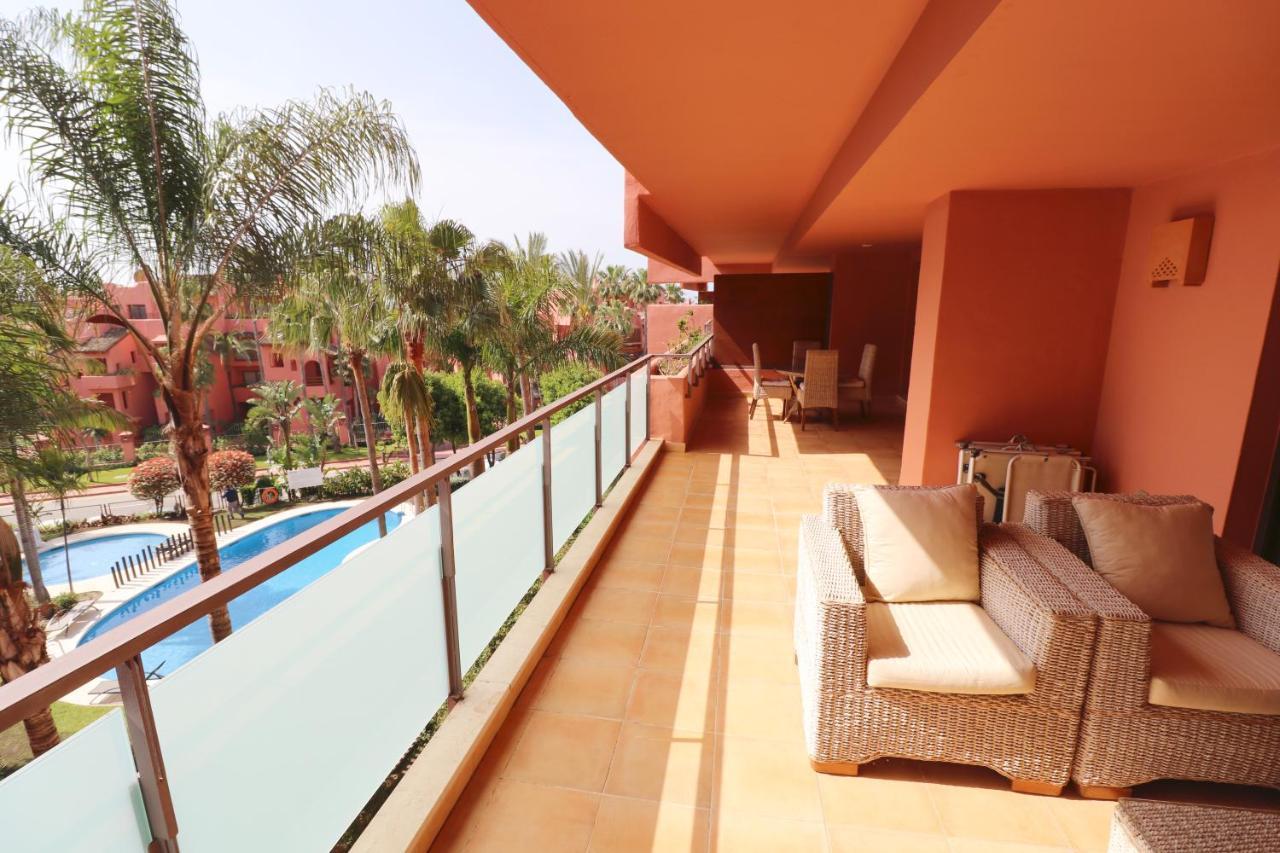 Salinas. Apartment For 4. Terrace/Parking/Pools/Gym/4Mins Beach Estepona Exteriör bild